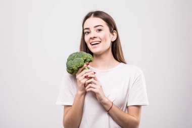 Beyaz arka plan üzerinde izole brokoli tutan güzel kız portresi
