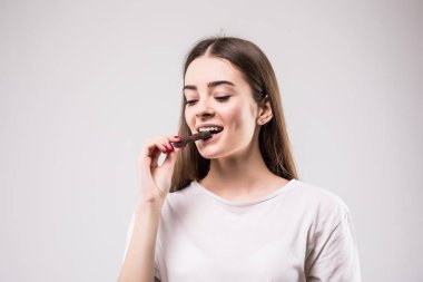 Sağlık, insan, gıda ve güzellik kavramı - yeme çikolata tatlı gülümseyen genç kız