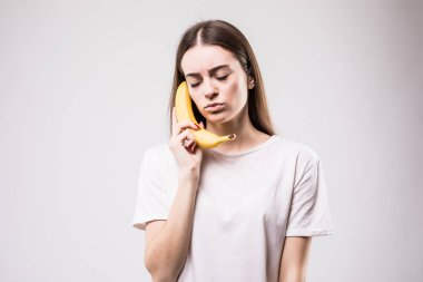 kadın beyaz bir arka plan üzerinde bir muz ile çağırma