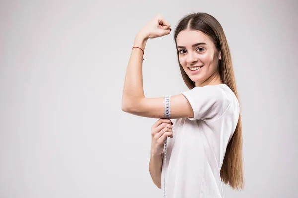 Retrato Una Niña Feliz Sonriente Flexionando Bíceps Con Una Cinta —  Fotos de Stock