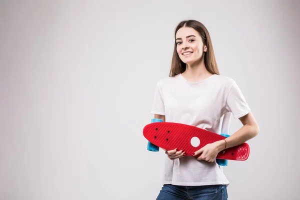 Pembe Longboard Üzerinde Gri Izole Ile Kız — Stok fotoğraf