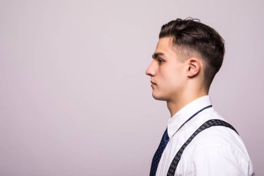 Yan görünümü kopya alanı üzerinde seyir Beyaz gömlekli güzel saç modeli ile kendine güvenen adam portresi