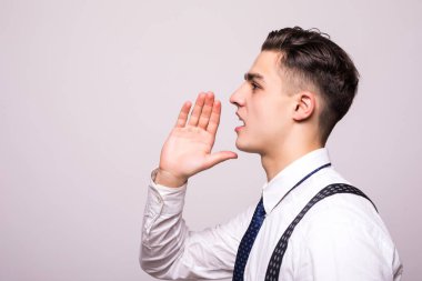 Portre yan görünüm profil portre, kızgın kızgın genç adam, işçi, çalışan, iş adamı, el izole beyaz arka plan ağız, bağırmak, ağzı açık.