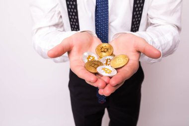 Bitcoin üzerinde beyaz izole açık elinde, yakın çekim