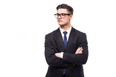 Gri arka plan üzerinde çapraz elleriyle ciddi iş adamı