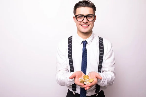 Retrato Hombre Negocios Sonriente Mostrando Bitcoins Oro Sus Manos Aislado — Foto de Stock