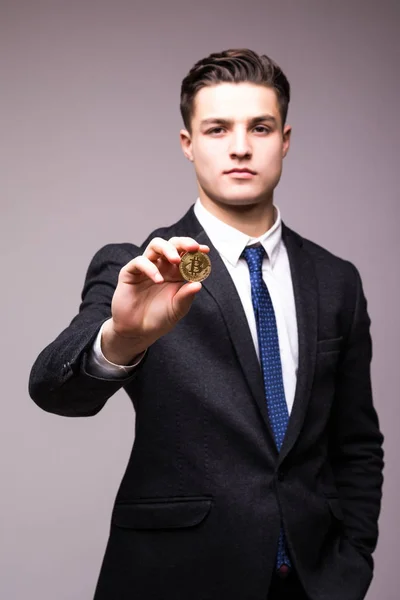 Pohledný Mladý Obchodní Muž Obleku Bitcoin Rukou Ukázal Kameru Izolované — Stock fotografie