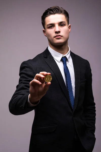 Όμορφος Νεαρός Επιχείρηση Άνθρωπος Στο Κοστούμι Bitcoin Στο Χέρι Επισήμανε — Φωτογραφία Αρχείου