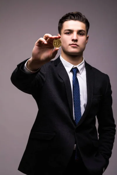 Pohledný Mladý Obchodní Muž Obleku Bitcoin Rukou Ukázal Kameru Izolované — Stock fotografie