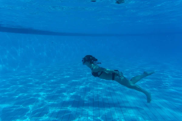Onderwater vrouw portret met witte bikini in zwembad. Zomer roeping — Stockfoto