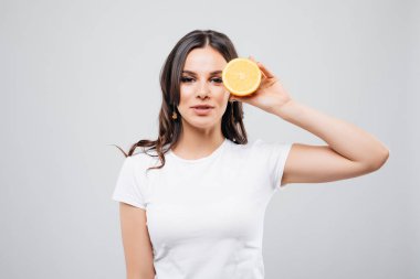 Kadın holding portakal suyu ve beyaz arka plan üzerinde izole meyve gülümseyerek. vitamin içeceği.