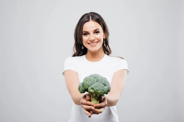 Retrato de una hermosa mujer con brócoli, aislado sobre fondo blanco — Foto de Stock