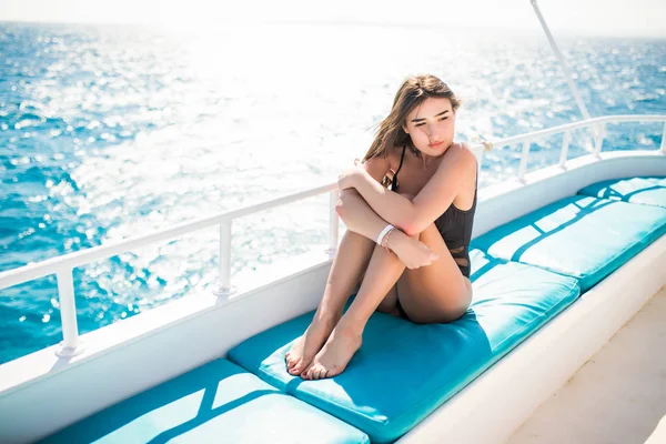 年轻性感美女穿着泳装在她的私人游艇上 — 图库照片