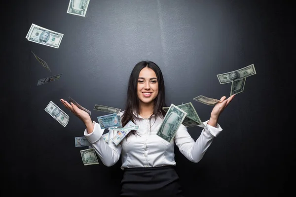 Young Business γυναίκα στέκεται στη βροχή από τους λογαριασμούς του δολαρίου σε μαύρο φόντο — Φωτογραφία Αρχείου