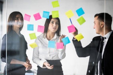 Tartışmak ve kavramı planlama üç iş adamları. Ön cam duvar marker ve çıkartmaları. Başlangıç office.
