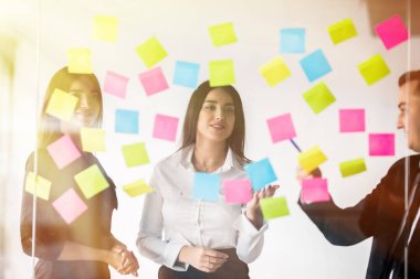 Tartışmak ve kavramı planlama üç iş adamları. Ön cam duvar marker ve çıkartmaları. Başlangıç office.