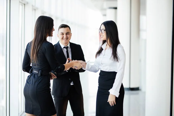 Dos empresarias moviendo las manos en la reunión en la oficina moderna — Foto de Stock