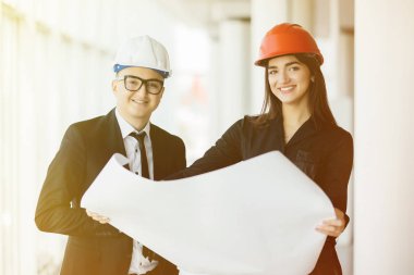 işadamı mimar ofis binası iş projelerde görüşmek üzere kağıt planı iş kadın mimar ofis bak