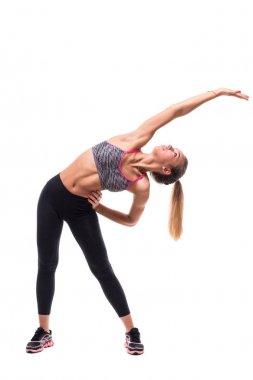 güzel bir genç kadın beyaz arka plan üzerinde izole germe