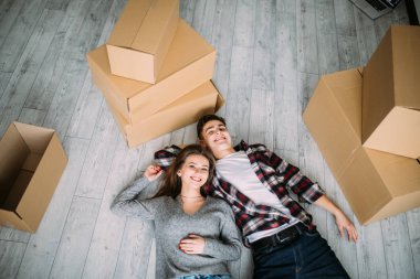 Gülümseme çift taşıdıktan sonra kutuları yakın yerde yatıyordu. Yukarıdan görüntülemek