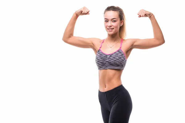 Sport mladá žena s dokonalým tělem ukazuje biceps, fitness holka nad bílým pozadím — Stock fotografie
