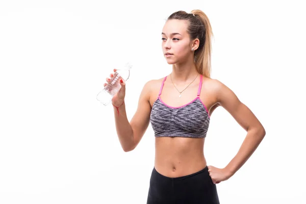 Mladá žena v fitness nosit pití iolated bílá — Stock fotografie