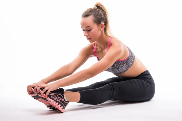 Modelo de fitness joven en ropa deportiva blanca haciendo yoga o entrenamiento de pilates, sentado hacia adelante Doblar pose Intensa Dorsal Stretch aislado en blanco —  Fotos de Stock