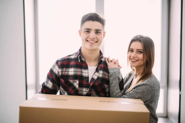 Beskuren bild av en tillgiven par som flyttar till en ny plats — Stockfoto