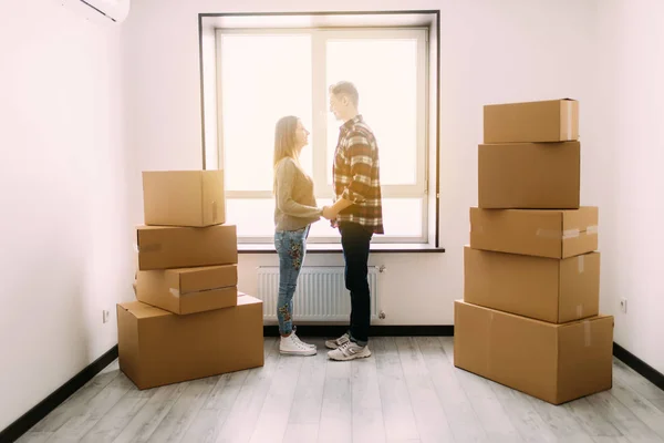 Kredytów hipotecznych, ludzi i pojęcie nieruchomości - szczęśliwa para przytulanie w pusty pokój w nowym domu — Zdjęcie stockowe