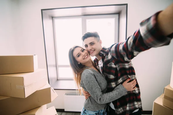 若い幸せなカップル一緒に移転の新しいアパートに移動 — ストック写真