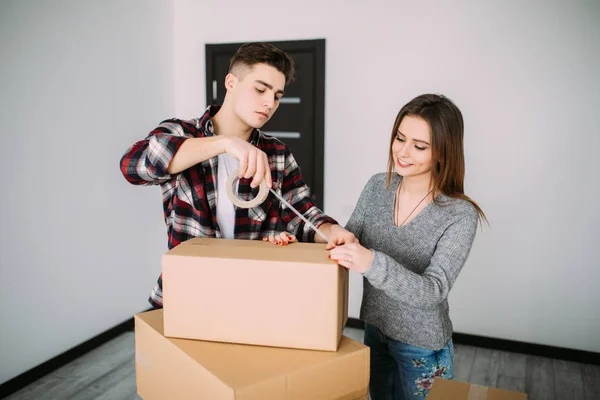 Porträtt av leende några packning lådor med personalen i ett nytt hus — Stockfoto