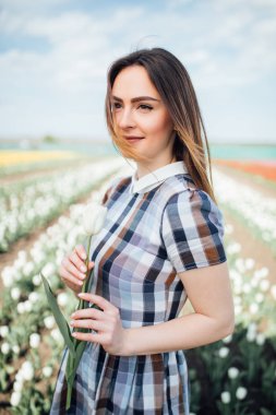Beyaz Lale Lale alanındaki elinde olan güzel kadın