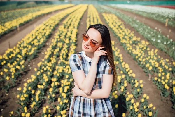 Bella donna felice in un campo di tulipani gialli sorridente — Foto Stock