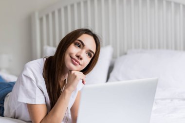 Bacaklarını biraz yatakta yatıyordu onu laptop önünde kaldırdı ile gülümseyen kadın.