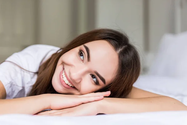 Charmante femme Visage sourire de près et elle couchée sur le lit le matin — Photo