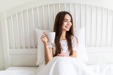 Sabahları çay içme yatak güzel genç kadın.