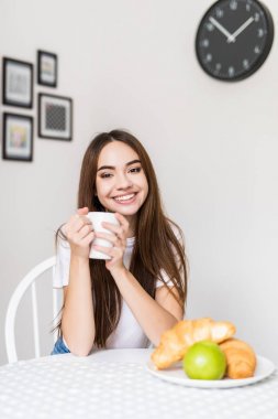Sabahları kahvaltı çay olan kadın. Sağlıklı beslenme, Kahvaltı, kadınlar.