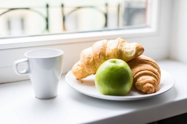 Pencere üzerinde lezzetli breakfast ile kompozisyon. Sabah kahvaltı