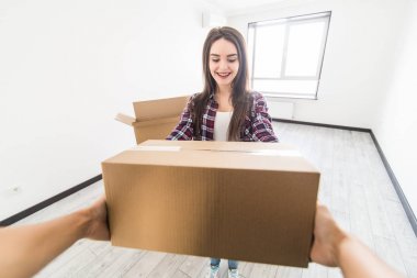 mutlu adam parsel kutusu ev müşteriye teslim