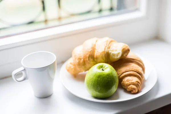 Morning breakfast Beautiful view from the window. — Stock Photo, Image