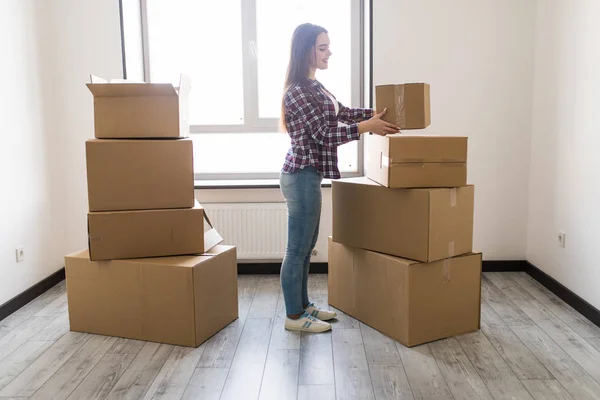 Kobieta, pakowanie i rozpakowywanie w pudełku, podróżując do domu — Zdjęcie stockowe