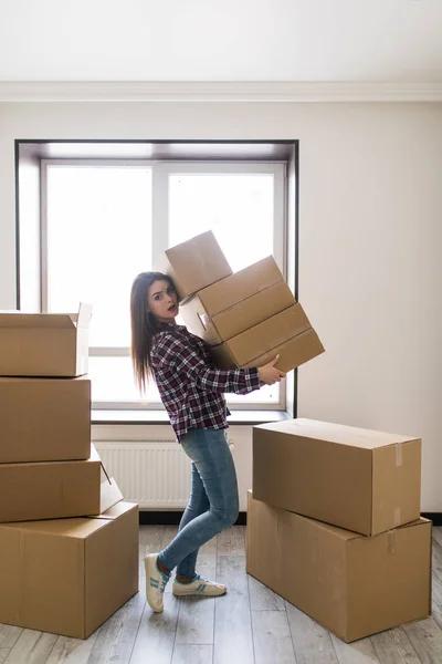 Lyckligt leende kvinna bära kartong lådor inflyttning nya appartment — Stockfoto