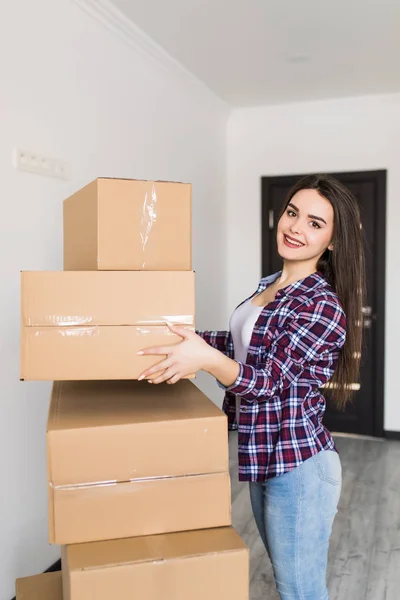 Lyckligt leende kvinna bära kartong lådor inflyttning nya appartment — Stockfoto
