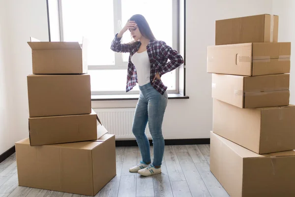 Ung kvinna lider av smärta efter att ha flyttat tunga box i nya hause — Stockfoto