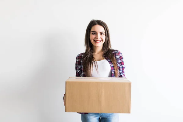 Kadın taşıma hareket kutuları. Genç kadın ev yeni ev holding karton kutular için hareketli — Stok fotoğraf