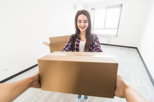 Lycklig man leverera paket box till kunden hem — Stockfoto