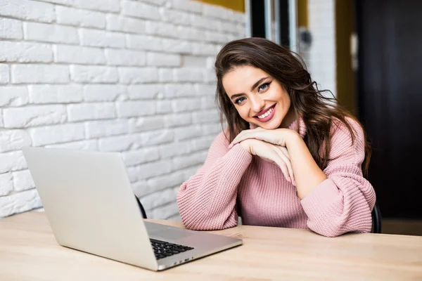 Szczęśliwy dzień piękna kobieta pracuje na laptopie siedząc przy stole w domu. — Zdjęcie stockowe