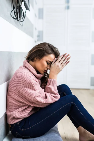 Jovem mulher após chorar sentado no chão whte em casa em depressão. Uma mulher sentada sozinha e deprimida. A mulher da depressão se senta no chão — Fotografia de Stock