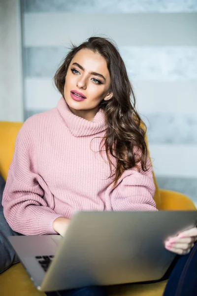 Caucasian busy woman using laptop computer for sending e-mail, sitting on sofa — Stock Photo, Image