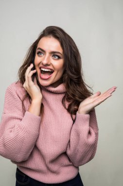 mutlu kendine güvenen kadın üzerinde beyaz izole mobil cep telefonuyla söz